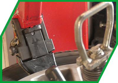 Montiermaschine zieht Reifen auf Felge